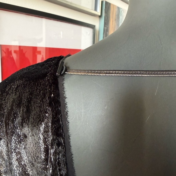 🇧🇷 Elegant Black Velvet Mini Dress – Open Back – Made in Brazil - Picture 8 of 9